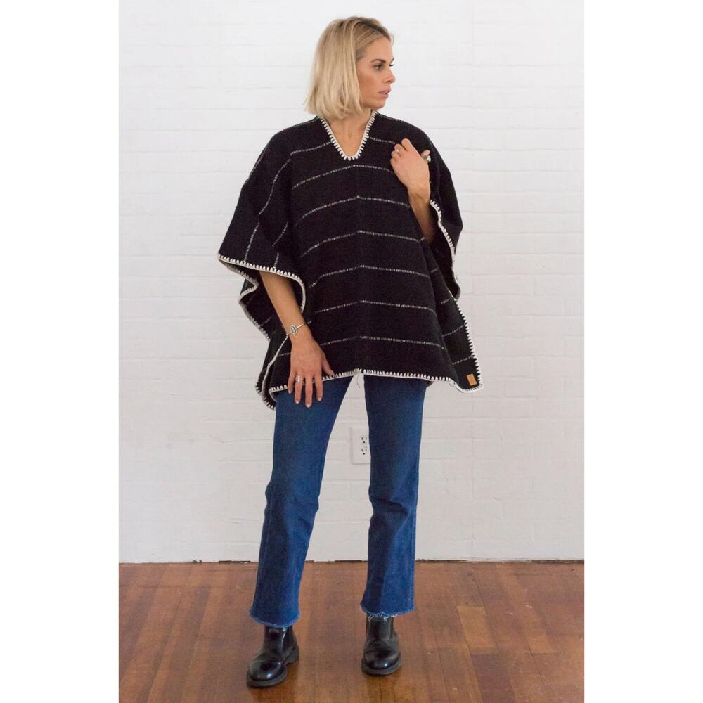 Mar y Lana Sea & Wool Poncho S Black White Trim Made in Columbia
